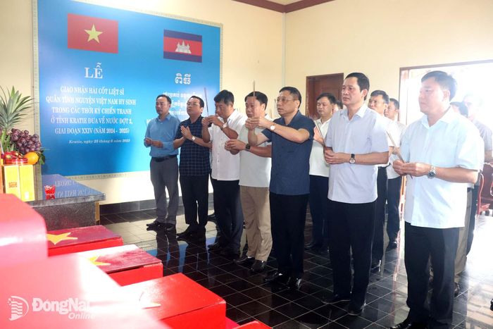 Đoàn công tác thắp hương trước bàn thờ liệt sĩ. Ảnh: Duy Bắc