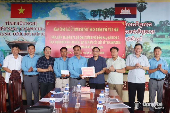 Đại tá Trần Quang Thanh, Phó Cục trưởng Cục Chính sách và xã hội, Tổng cục Chính trị, Quân đội nhân dân Việt Nam tặng quà cho Đội K72. Ảnh: Duy Bắc