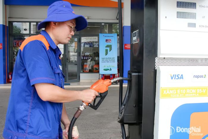 Các cột bơm RON 95 truyền thống đã được thay thế bằng E10 RON 95 tại nhiều cửa hàng xăng dầu trên địa bàn Đồng Nai. Ảnh: Hải Quân