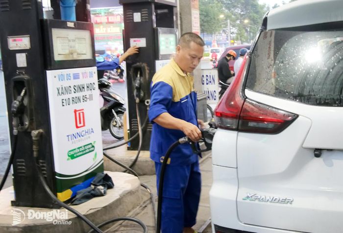 Bên cạnh xe máy, nhiều chủ phương tiện ô tô cũng đã chuyển sang đổ xăng sinh học E10. Ảnh: Hải Quân
