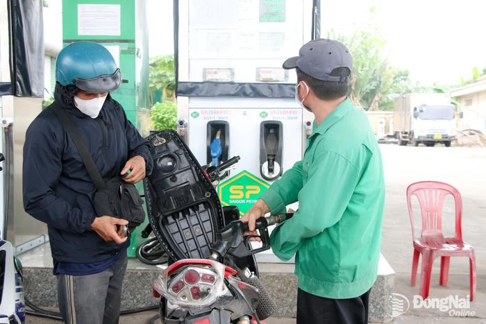 Người dân đổ xăng sinh học E10 RON 95 tại một cửa hàng xăng dầu trên quốc lộ 51, đoạn qua xã An Phước (thành phố Đồng Nai) vào sáng 1-6. Ảnh: Hải Quân
