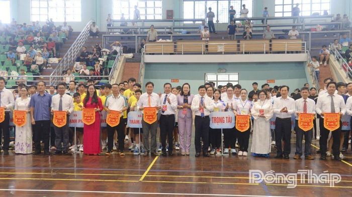 Đồng chí Lê Quang Trí, Tỉnh ủy viên, Giám đốc Sở Giáo dục và Đào tạo, Trưởng Ban tổ chức Giải tặng Cờ lưu niệm cho các đơn vị tham dự giải.