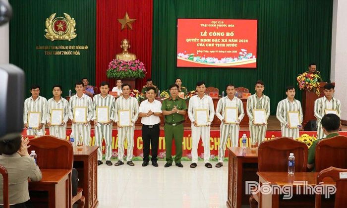 Trao quyết định đặc xá cho các phạm nhân.