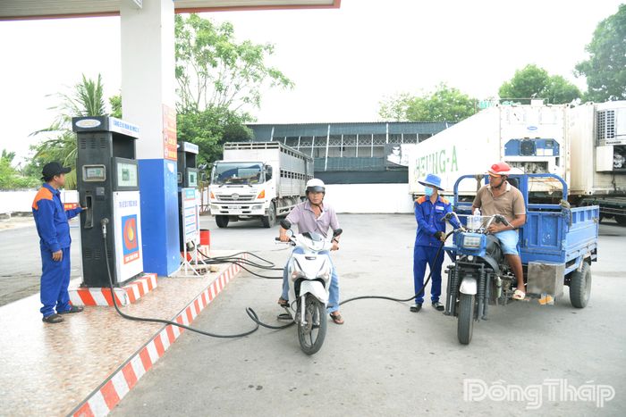Người dân đến đổ xăng tại Cửa hàng xăng, dầu số 9 trực thuộc Công ty TNHH TMDV Xăng dầu Châu Thành trong sáng 1-6.