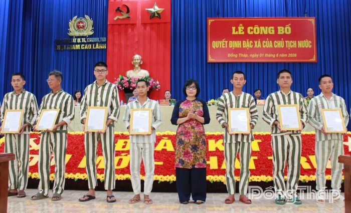 Thứ trưởng Bộ Tư pháp Đặng Hoàng Oanh trao Quyết định đặc xá và thẻ Căn cước công dân cho các phạm nhân.