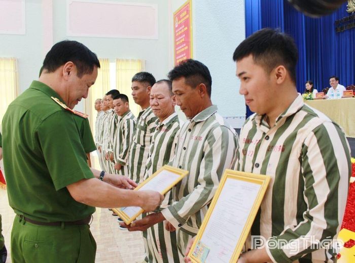 Thiếu tướng Phạm Văn Thân, Phó Cục trưởng Cục C10 - Bộ Công an trao Quyết định đặc xá cho phạm nhân.