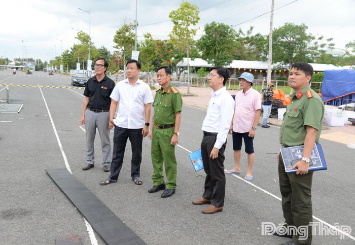 Đồng chí Nguyễn Phước Thiện kiểm tra thực địa công tác chuẩn bị Lễ hội tại Quảng trường Hùng Vương.