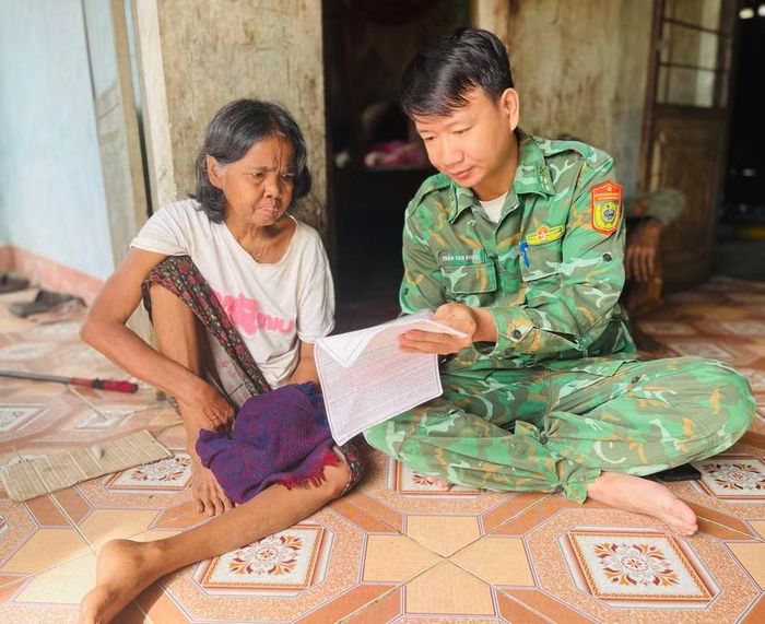  Nhờ thông thạo tiếng Jrai, cán bộ Đồn Biên phòng Ia Mơ thuận lợi hướng dẫn người dân hoàn thiện giấy tờ, thủ tục liên quan đến chế độ, chính sách. Ảnh: P.D 