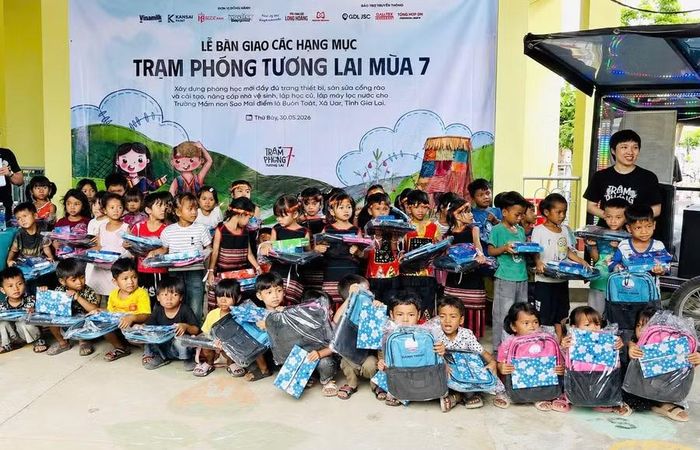  Các em học sinh háo hức nhận quà từ chương trình. Ảnh: Nguyễn Chi 