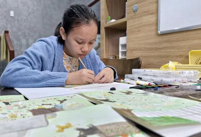  Tác giả nhí Huyên Thảo đang thực hiện tranh minh họa cho các sáng tác của mình. Ảnh: Ngô Phong 