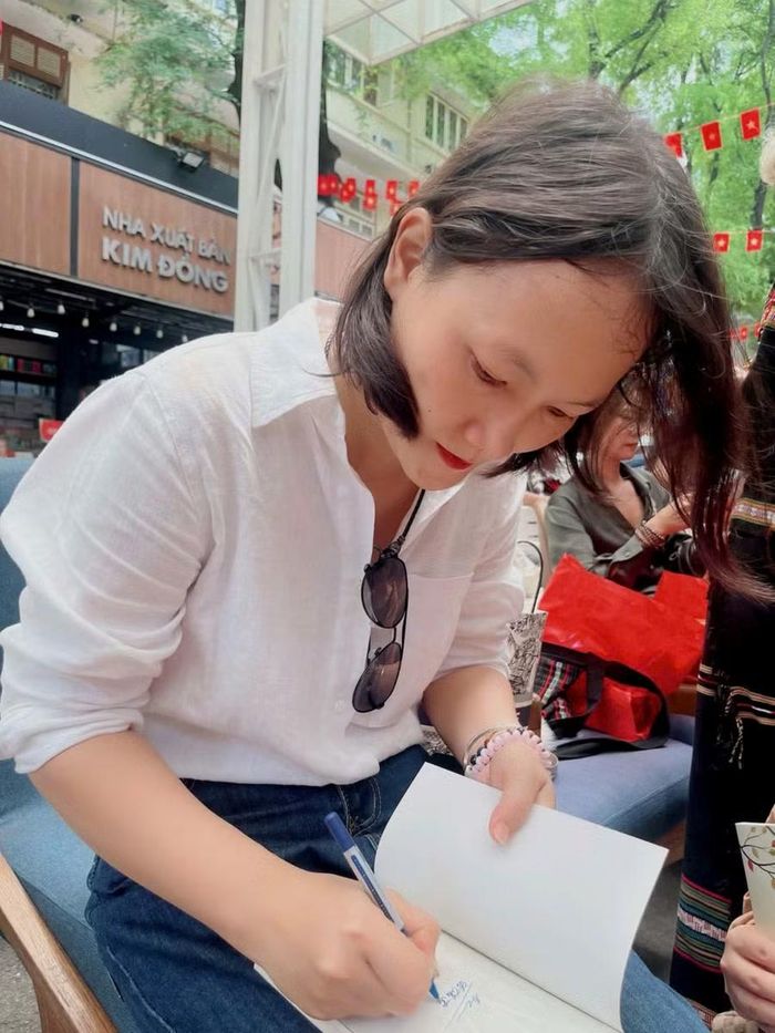  Nhà văn Lê Thị Kim Sơn ký tặng sách cho độc giả. Ảnh: N.P 