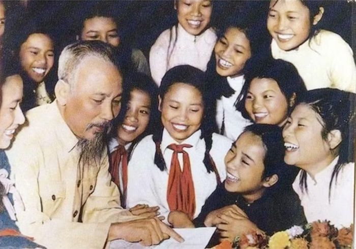 Trong những lần gặp gỡ thiếu nhi, Bác thường dành cho các em những cử chỉ ân cần như một người ông trong gia đình. Ảnh tư liệu