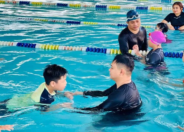 Trẻ em được học bơi miễn phí tại Trung tâm Hoạt động thanh thiếu nhi tỉnh Gia Lai. Ảnh: M.N