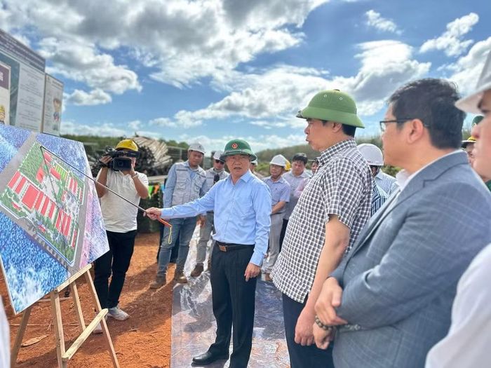 Bí thư Tỉnh ủy Gia Lai Thái Đại Ngọc kiểm tra tiến độ thi công Trường Phổ thông nội trú liên cấp Tiểu học và THCS xã Ia Pnôn. Ảnh: Hà Duy