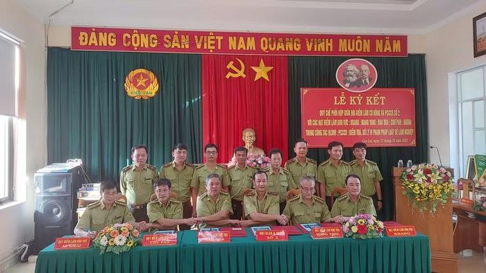 Đội Kiểm lâm cơ động và phòng cháy chữa cháy rừng số 2 ký kết quy chế phối hợp với 5 Hạt Kiểm lâm khu vực Kbang, Mang Yang, Đak Đoa, Chư Păh, Ia Grai trong quản lý, bảo vệ và phòng cháy chữa cháy rừng. Ảnh: N.D