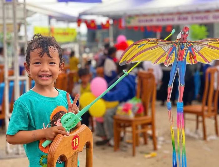 Niềm vui của các em nhỏ khi nhận quà từ chương trình. Ảnh: Ngô Vũ