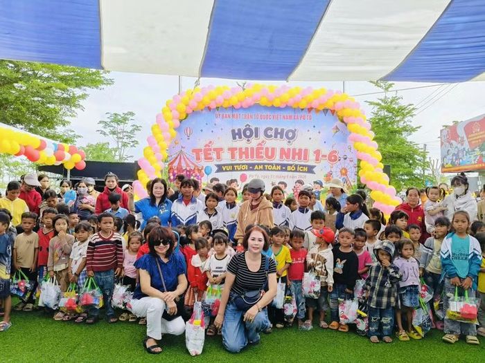 Các nhà hảo tâm tặng quà cho trẻ em có hoàn cảnh khó khăn. Ảnh: Như Loan
