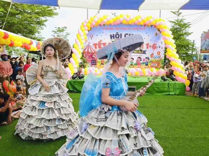 Phần trình diễn trang phục tái chế do các em học sinh trong xã thể hiện. Ảnh: Như Loan