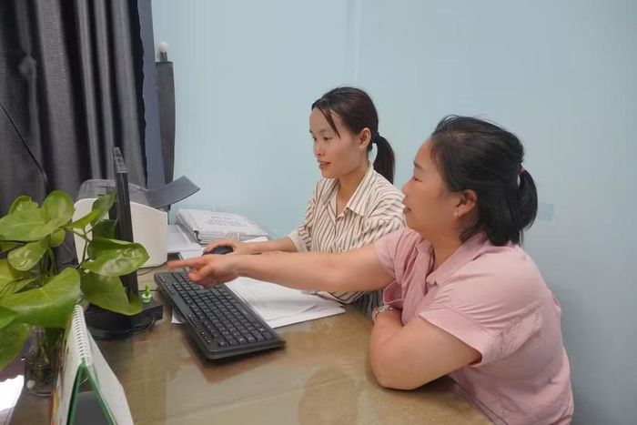 Cán bộ Phòng Văn hóa - Xã hội xã Ân Tường rà soát số liệu dân cư, quy mô, diện tích các thôn trên địa bàn. Ảnh: ĐVCC