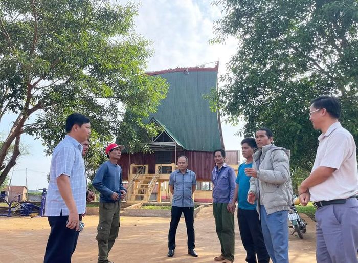 Cán bộ xã Ia Phí tuyên truyền đến người dân về chủ trương sắp xếp thôn, tổ dân phố. Ảnh: ĐVCC