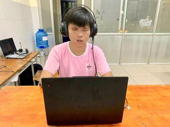  Trần Trung Đức không ngừng nỗ lực trong học tập để có thể tự lo cho chính mình, chia sẻ gánh nặng với gia đình. Ảnh: NVCC 