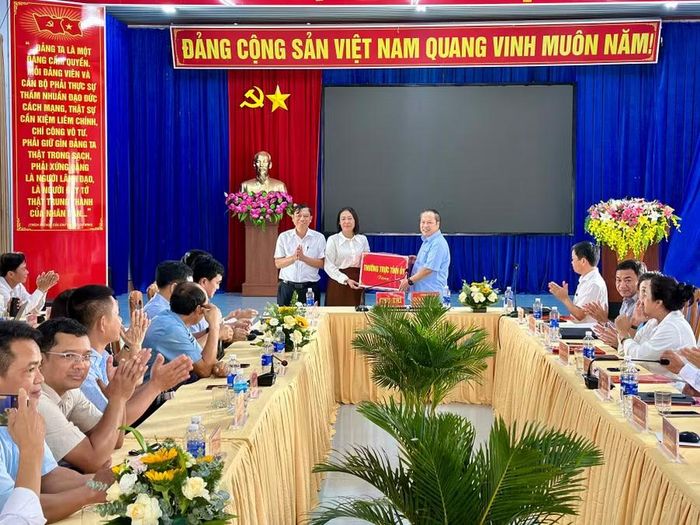  Phó Bí thư Tỉnh ủy Châu Ngọc Tuấn (bìa phải) tặng quà cho Đảng ủy xã Chư A Thai. Ảnh: Hà Duy 