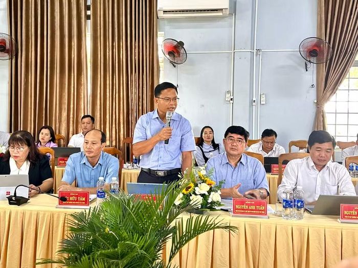  Bí thư Đảng ủy xã Ia Hiao Phạm Văn Phương báo cáo tại buổi làm việc. Ảnh: Hà Duy 