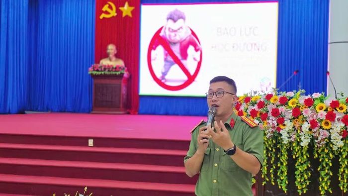  Đại diện Công an phường Diên Hồng tuyên truyền về phòng - chống bạo lực học đường cho các thanh thiếu nhi. Ảnh: Bá Bính 