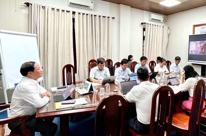 Chủ tịch UBND tỉnh Phạm Anh Tuấn (ngoài cùng bên trái) trao đổi trực tuyến với GS. Trần Thanh Vân tại buổi làm việc. Ảnh: Nhật Trường