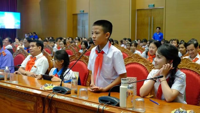  Thiếu nhi nêu ý kiến, kiến nghị tại hội nghị “Tiếp xúc, đối thoại giữa đại biểu HĐND tỉnh với trẻ em” năm 2026. Ảnh: Thảo Khuy 