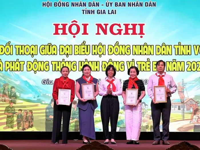  Phó Chủ tịch UBND tỉnh Nguyễn Thị Thanh Lịch trao bảng ghi nhận tấm lòng vàng cho các đơn vị, doanh nghiệp đồng hành cùng Quỹ Bảo trợ trẻ em tỉnh Gia Lai năm 2026. Ảnh: Thảo Khuy 