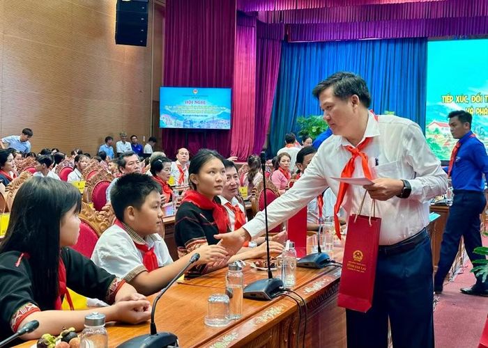  Phó Chủ tịch Thường trực HĐND tỉnh Trương Văn Đạt trao tặng quà cho trẻ em tham gia chương trình. Ảnh: Thảo Khuy 