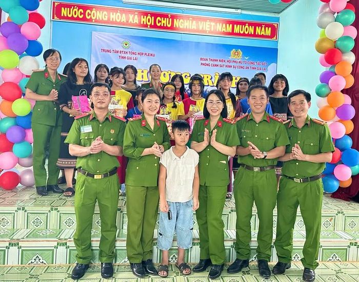  Trao quà cho trẻ em có hoàn cảnh đặc biệt khó khăn đang được nuôi dưỡng tại Trung tâm Bảo trợ xã hội tổng hợp Pleiku. Ảnh: Minh Chí 