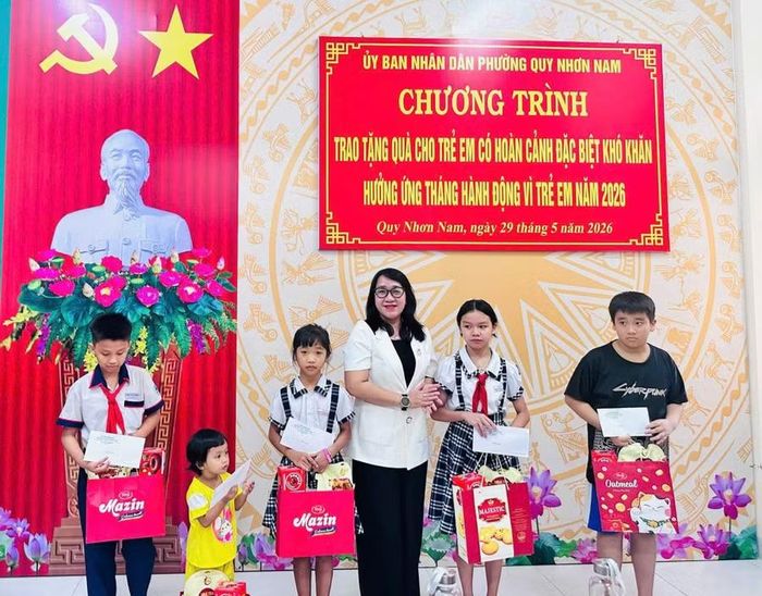  Lãnh đạo UBND phường Quy Nhơn Nam trao quà cho trẻ em có hoàn cảnh đặc biệt khó khăn trên địa bàn. Ảnh: ĐVCC 