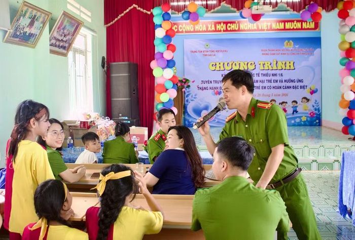  Giao lưu, tuyên truyền kỹ năng phòng - chống xâm hại trẻ em và kỹ năng ứng phó với các nguy cơ mất an toàn cho các em nhỏ. Ảnh: Minh Chí 