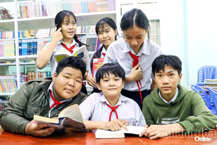 Được hỗ trợ phẫu thuật tim, giờ đây em Nguyễn Phong Thái (ngồi giữa) đã khỏe mạnh, đến trường cùng các bạn.