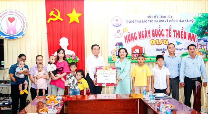 Lãnh đạo Sở Y tế tặng quà cho trẻ em có hoàn cảnh đặc biệt ở Trung tâm Bảo trợ xã hội và Công tác xã hội tỉnh.