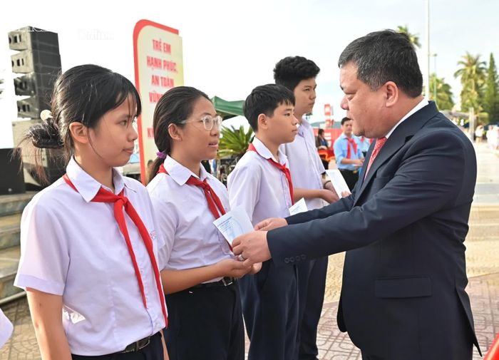 Đồng chí Trần Phong trao học bổng động viên các học sinh có hoàn cảnh khó khăn.