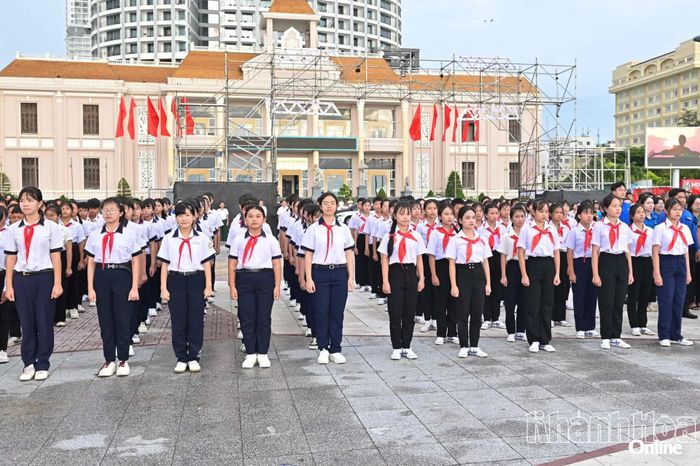 Các đội viên tham dự lễ chào cờ.