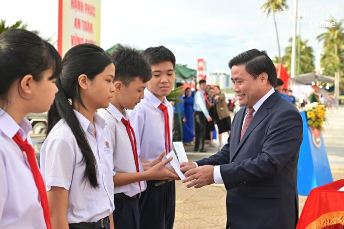Đồng chí Lâm Đông trao học bổng cho các học sinh.