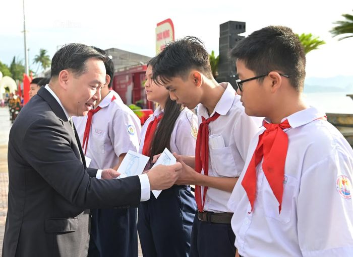 Đồng chí Hồ Xuân Trường trao học bổng động viên các học sinh có hoàn cảnh khó khăn.
