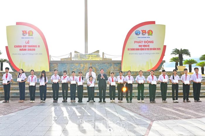Đồng chí Lâm Đông và đồng chí Nguyễn Long Biên trao học bổng cho các học sinh.