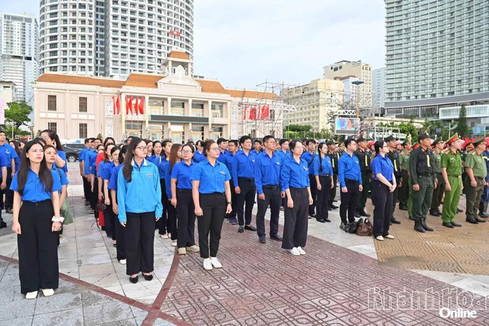 Các đoàn viên, thanh niên tham dự Lễ chào cờ.