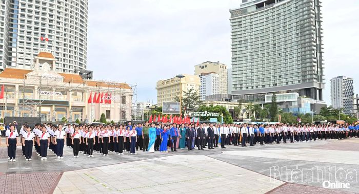 Toàn cảnh lễ chào cờ.