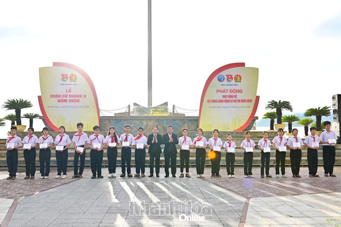 Đồng chí Trần Phong và đồng chí Hồ Xuân Trường trao học bổng cho các học sinh.