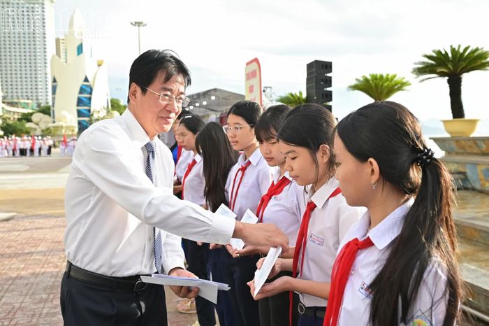 Đồng chí Nguyễn Long Biên - Ủy viên Ban Thường vụ Tỉnh ủy, Phó Chủ tịch Thường trực UBND tỉnh trao học bổng cho các học sinh.