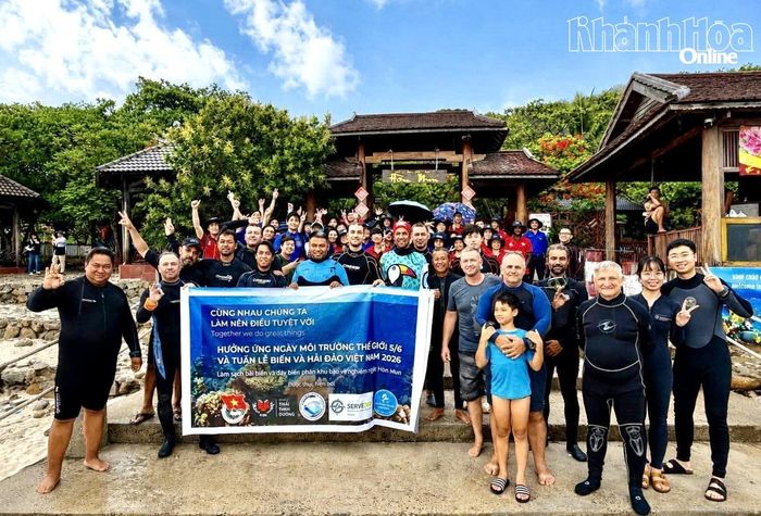 Các thành viên tham gia hoạt động nhặt rác làm sạch biển khu vực vịnh Nha Trang hưởng ứng Ngày Môi trường thế giới, Tuần lễ Biển và hải đảo năm 2026.