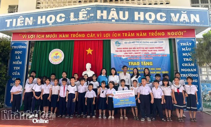 Hội Liên hiệp Phụ nữ phường Nam Nha Trang tặng bảo hiểm y tế cho học sinh.