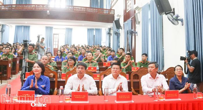 Các đại biểu tham dự buổi lễ.