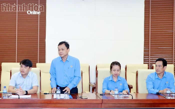 Lãnh đạo Liên đoàn Lao động tỉnh báo cáo về những hoạt động của đoàn.